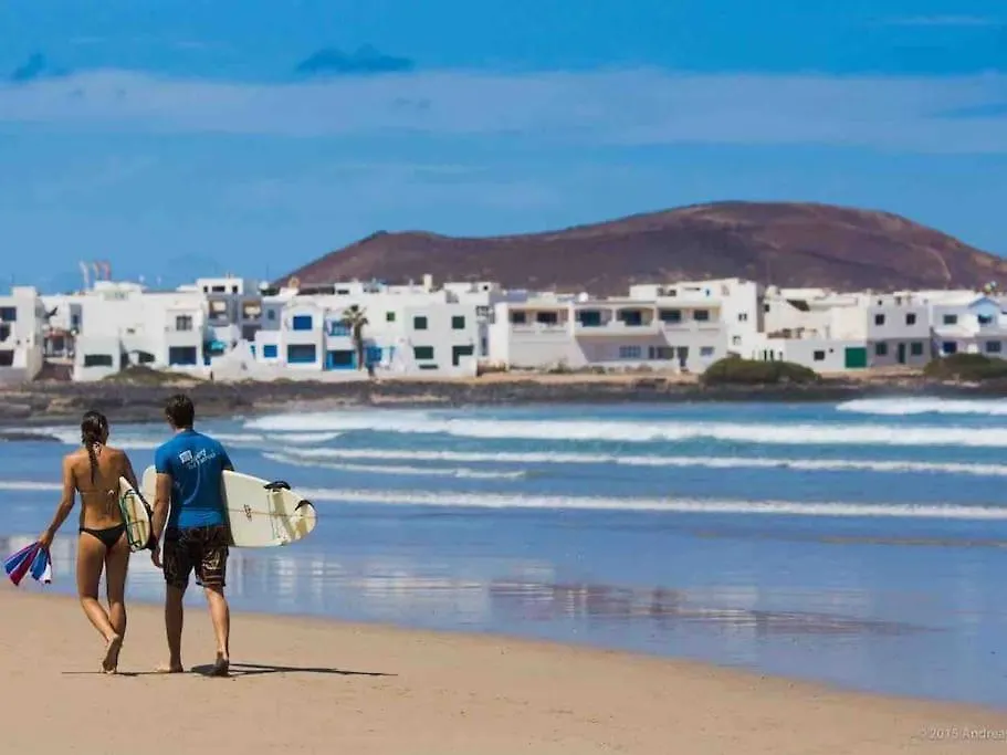 Famara, Apto. En Zona Tranquila A 200M Del Mar. contacts